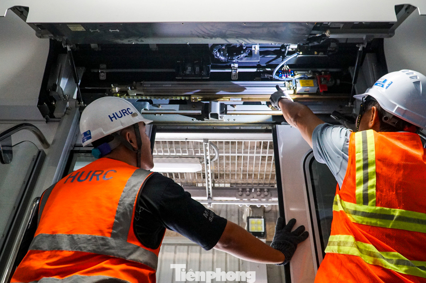 Đội ngũ nhân sự ở depot Long Bình đang gấp rút phối hợp nhà thầu thực hiện những đợt kiểm tra cuối cùng, đảm bảo mọi hệ thống đều ở trạng thái sẵn sàng trước khi tuyến metro Bến Thành - Suối Tiên đi vào vận hành chính thức.