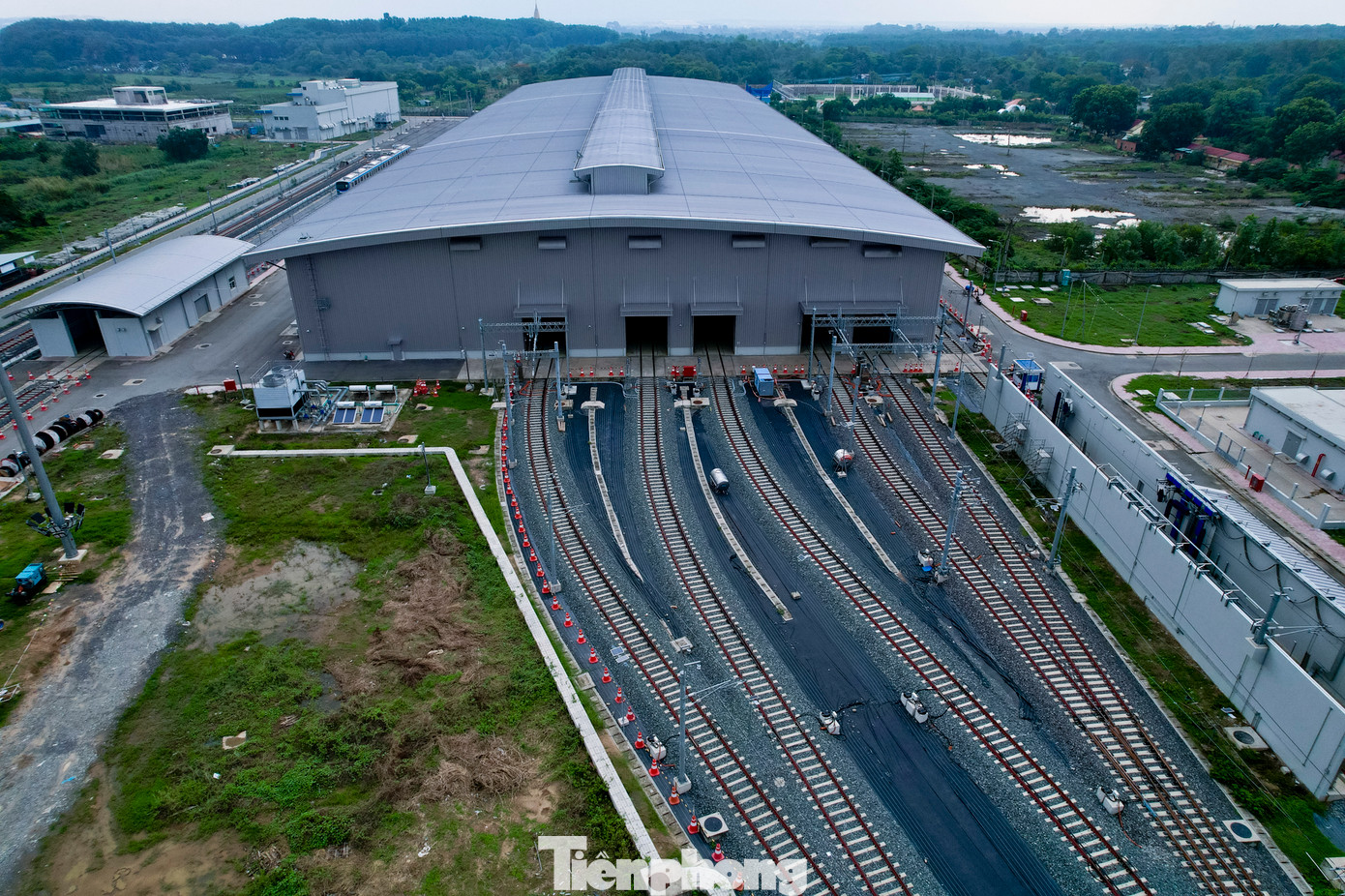 Các hạng mục khác như tòa nhà vận hành và bảo dưỡng, xưởng chính, khu văn phòng đã cơ bản hoàn thiện.