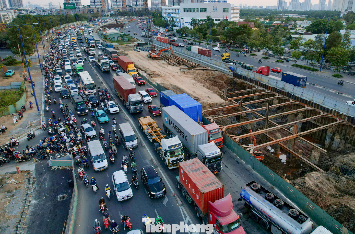 Hiện tại nút giao này đang trong quá trình thi công nhiều hạng mục như hầm chui, cầu vượt... một số đoạn đường bị thu hẹp bởi rào chắn công trường.