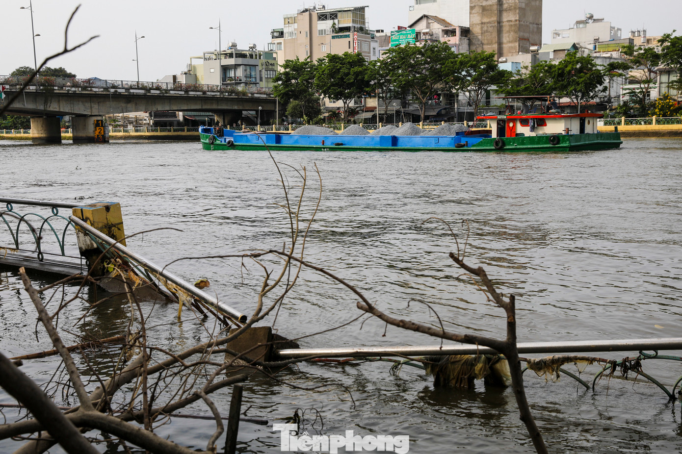 Đoạn sạt lở nằm cách hạ lưu cầu Kinh khoảng 50m, dài khoảng hơn 200m dọc kênh, chiều rộng từ các đỉnh kè vào trong bờ khoảng 10m. Đoạn sạt lở nằm cách hạ lưu cầu Kinh khoảng 50m, dài khoảng hơn 200m dọc kênh, chiều rộng từ các đỉnh kè vào trong bờ khoảng 10m.