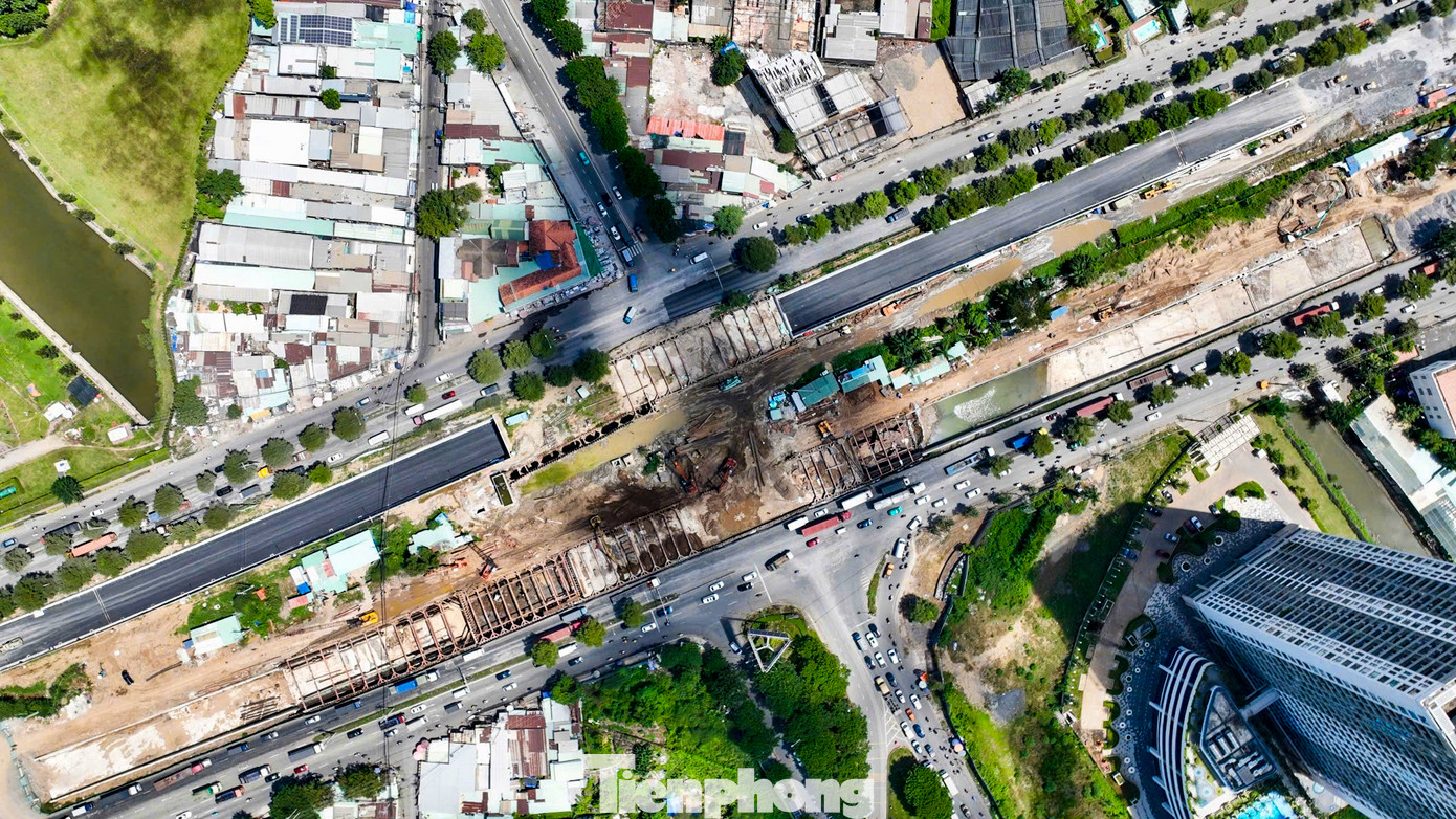 Nhìn từ trên cao, một nhánh thông xe giúp giảm áp lực giao thông ở nút giao Nguyễn Văn Linh - Nguyễn Hữu Thọ, đồng thời thuận lợi cho quá trình thi công các hạng mục khác.