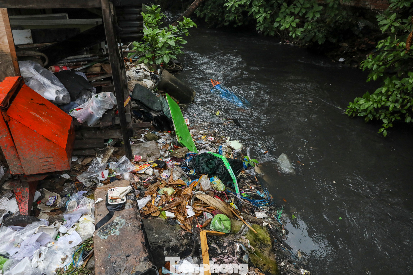 Dự án cải tạo kênh Hy Vọng- một trong những hướng thoát nước chính cho sân bay Tân Sơn Nhất - được TPHCM lên kế hoạch triển khai từ năm 2013, nhưng hơn 10 năm qua chưa có tiến triển.