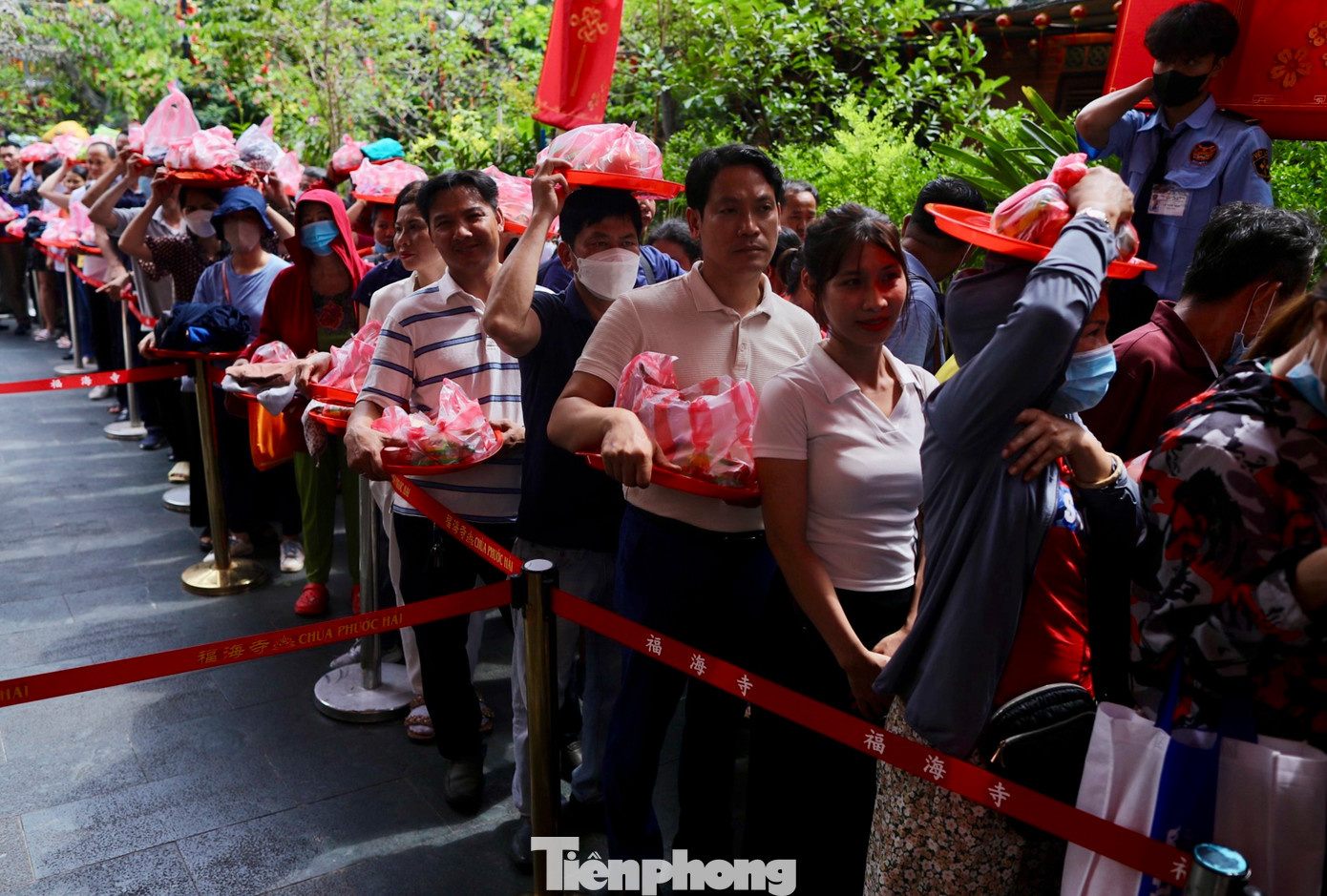 Khi đến đây làm lễ, mọi người đều đi vòng quanh sân chùa với ý nghĩa là luân chuyển vận may, đưa những điều không may mắn đi và đón vận may mới về.