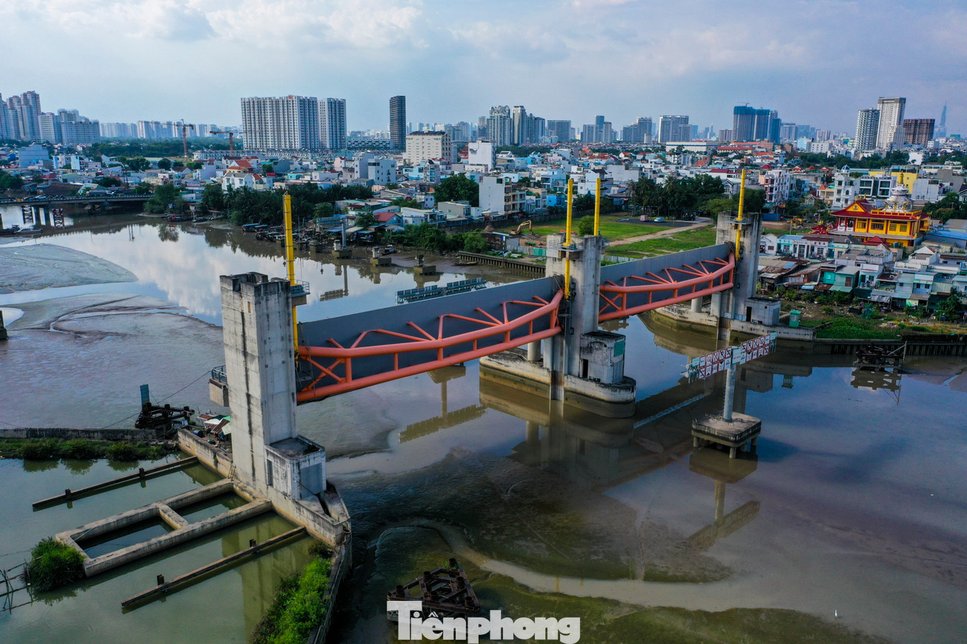 Dự án kiểm soát triều tại TPHCM bao gồm 6 cống: Cây Khô, Mương Chuối, Phú Xuân (huyện Nhà Bè), Bến Nghé (quận 1), Tân Thuận (quận 7), Phú Định (quận 8).