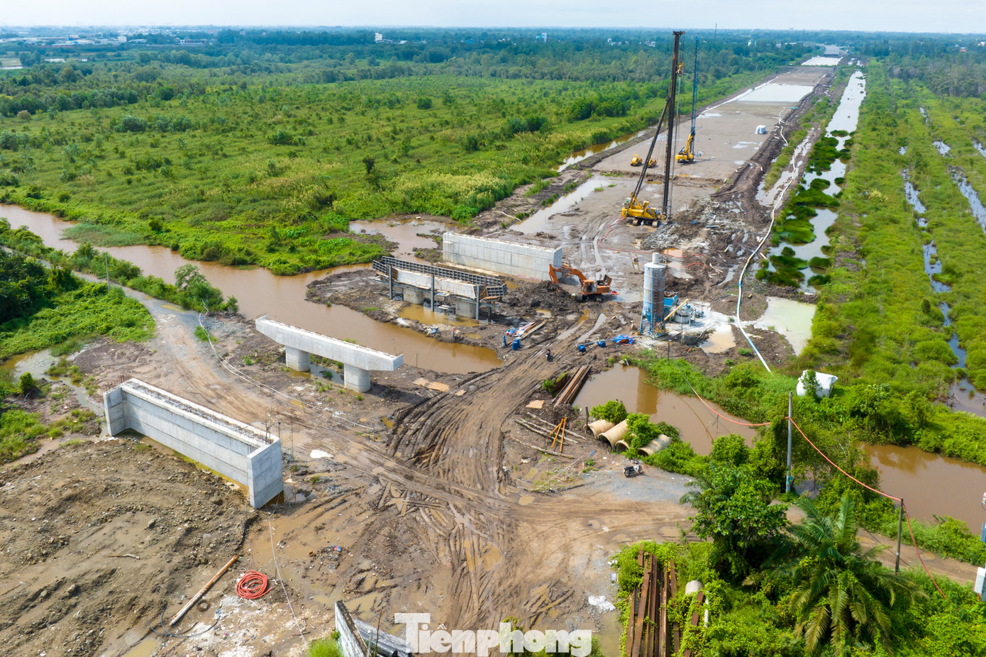 Tại Km 65+703, cầu N8 cũng đã cơ bản hoàn thiện. Đường Vành đai 3 trên địa phận TPHCM có chiều dài 47,51km, đi qua TP Thủ Đức, huyện Củ Chi, huyện Hóc Môn và huyện Bình Chánh.