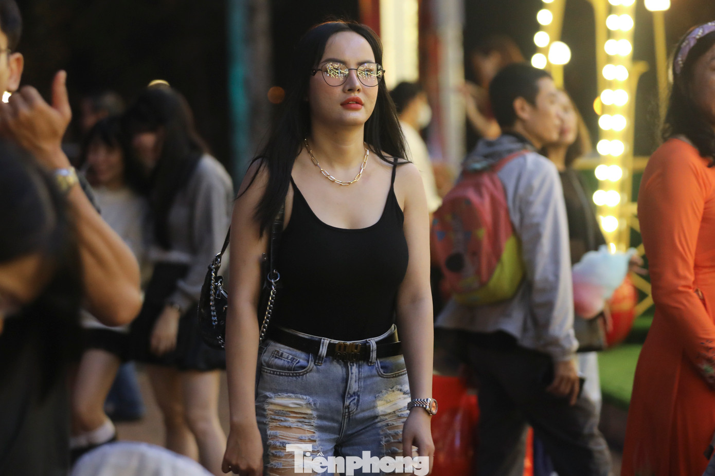 Dù còn non một tháng nữa mới đến Noel, nhưng người lớn, trẻ nhỏ và các gia đình đã nhộn nhịp xuống phố dịp cuối tuần để vui chơi sớm.