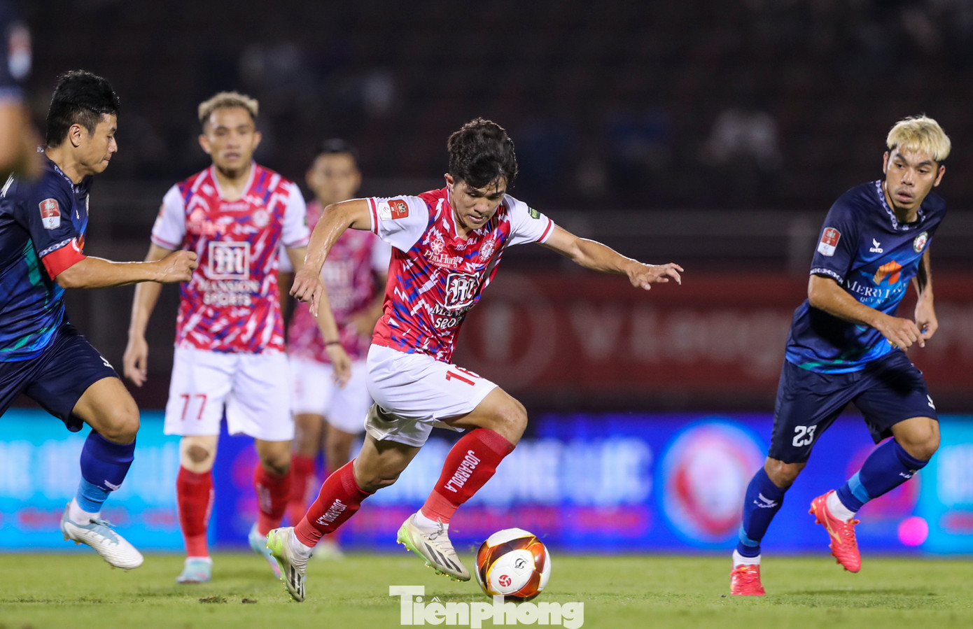 Sau khi gỡ hoà, CLB TPHCM tiếp tục đẩy cao đội hình với sự vượt trội về thể lực của các cầu thủ trẻ. Sau khi gỡ hoà, CLB TPHCM tiếp tục đẩy cao đội hình với sự vượt trội về thể lực của các cầu thủ trẻ.