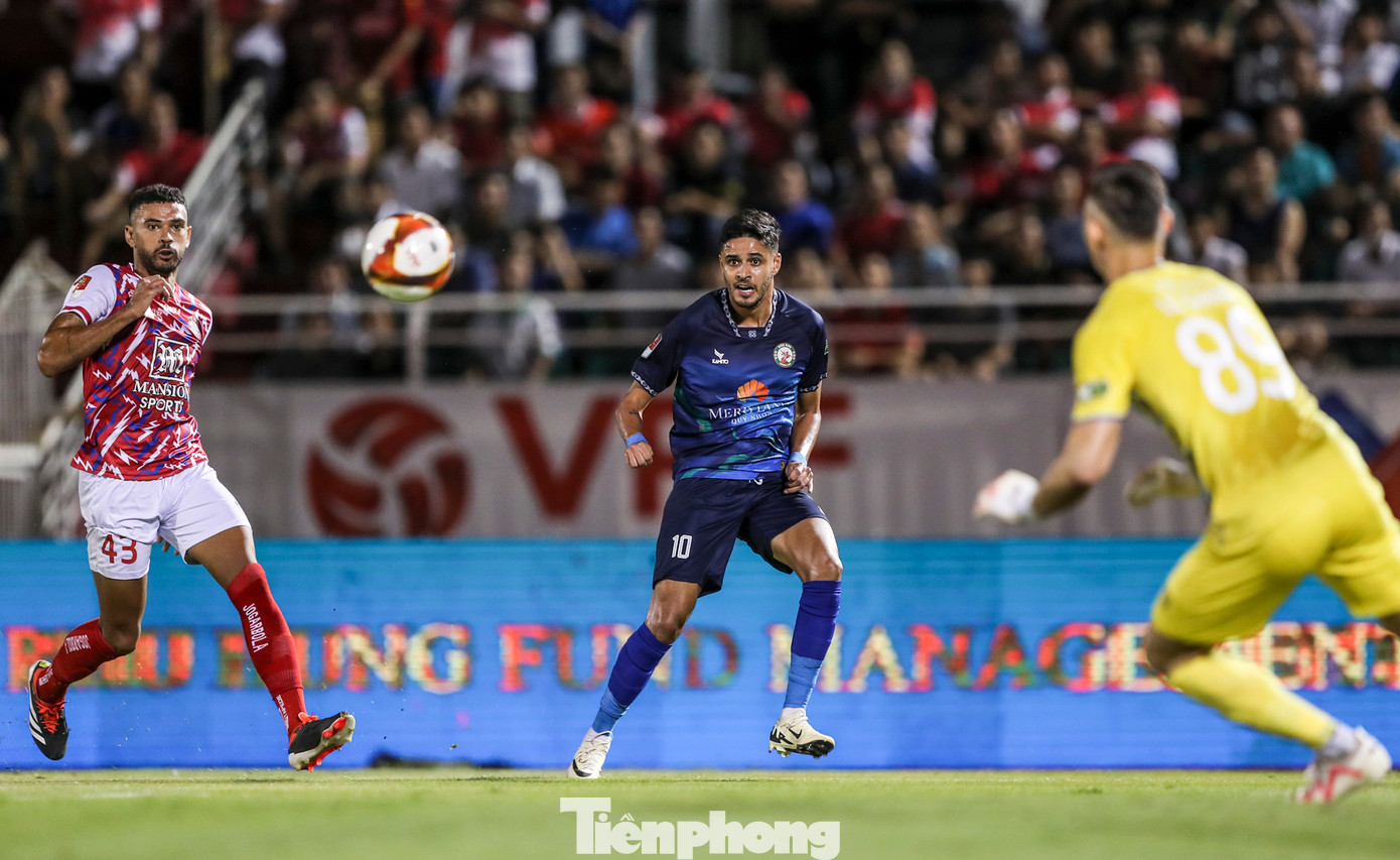 Tấn công liên tục và không quá khó hiểu khi CLB Bình Định có được bàn thắng ngay ở những phút đầu tiên của hiệp 2 do công của Lê Ngọc Bảo. Tấn công liên tục và không quá khó hiểu khi CLB Bình Định có được bàn thắng ngay ở những phút đầu tiên của hiệp 2 do công của Lê Ngọc Bảo.