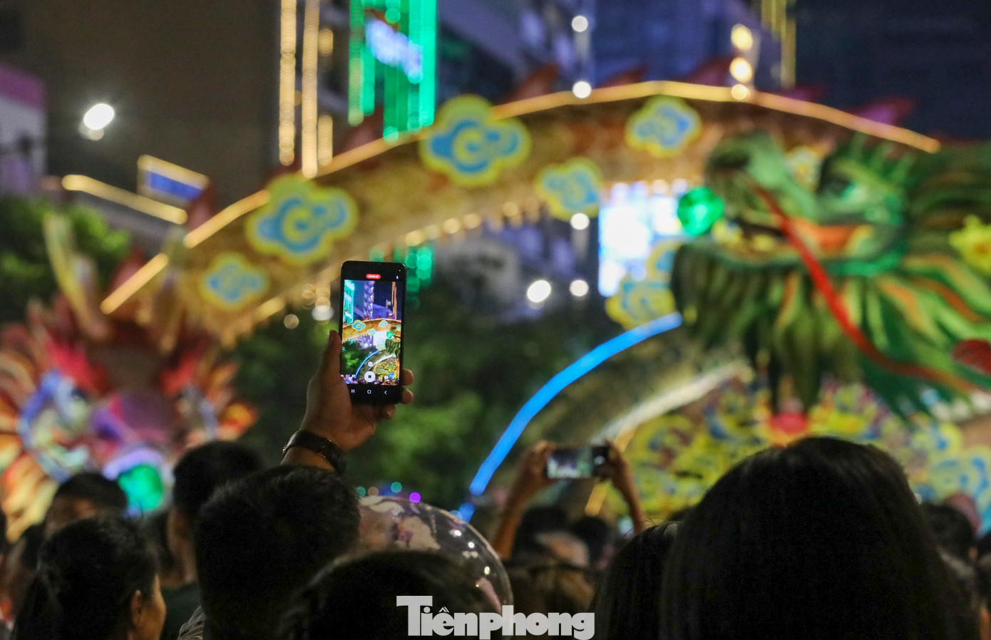 Nhiều người cũng sẵn sàng livestream, chụp ảnh chia sẻ lên mạng xã hội ngày đầu đường hoa Nguyễn Huệ mở cửa.