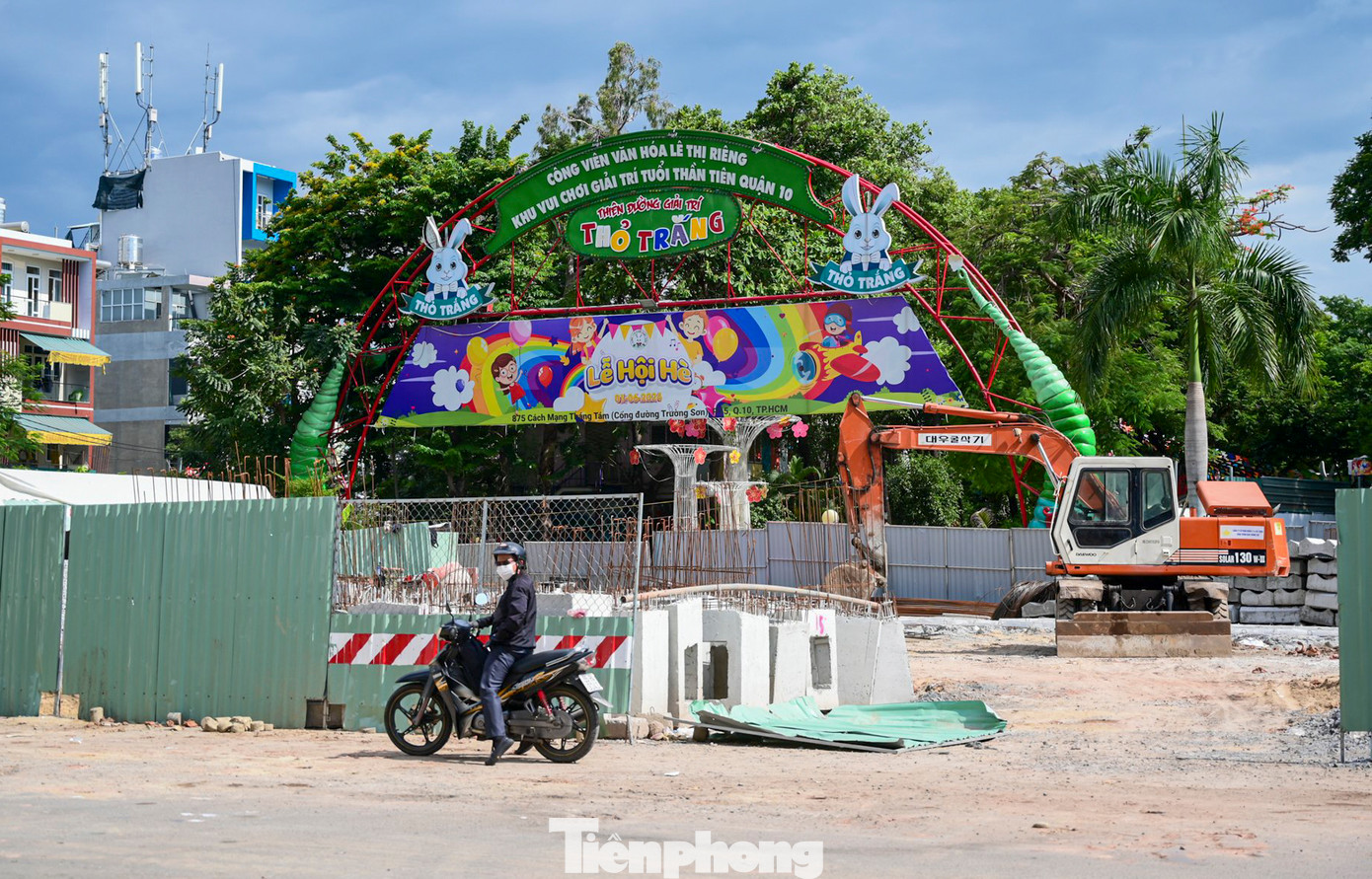 Các công trình hạ tầng trên toàn tuyến sẽ được di dời toàn bộ trong tháng 7, bàn giao mặt bằng sạch cho phía nhà thầu trong năm 2025. Gói thầu thi công di dời hạ tầng kỹ thuật có kinh phí 1.000 tỷ đồng.