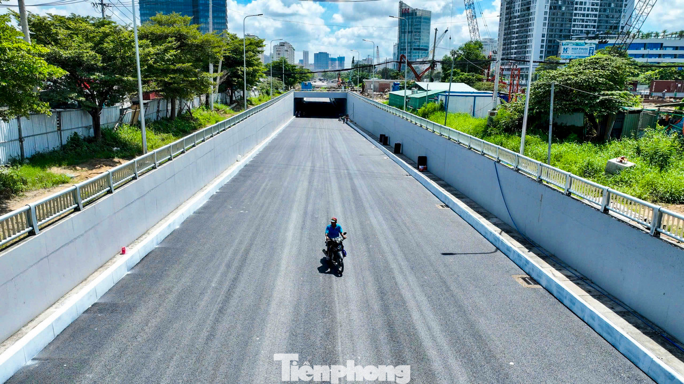 Chủ đầu tư cùng các sở, ngành liên quan đang tập trung đẩy nhanh tiến độ thi công, cố gắng hoàn thành đưa vào thông xe nhánh hầm HC2 (hướng từ Khu chế xuất Tân Thuận đi huyện Bình Chánh) vào ngày 30/9 và nhánh hầm HC1 còn lại trước 31/12/2024