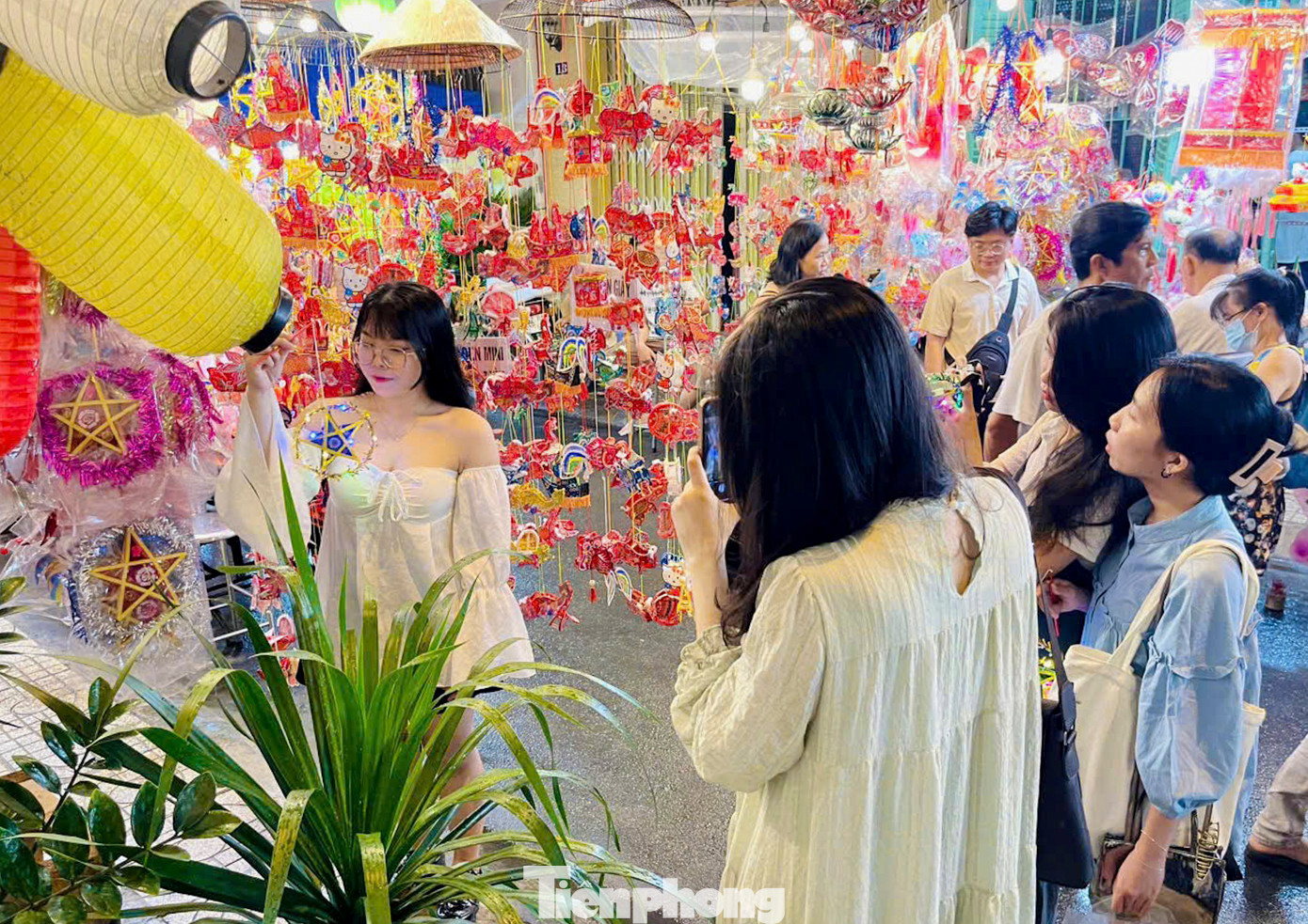 Nhiều người còn tìm đến đây để sống lại những ký ức tuổi thơ đẹp đẽ đã qua và giáo dục cho con trẻ ý nghĩa của ngày Rằm tháng 8, ngày Tết của trẻ em. Nhiều người còn tìm đến đây để sống lại những ký ức tuổi thơ đẹp đẽ đã qua và giáo dục cho con trẻ ý nghĩa của ngày Rằm tháng 8, ngày Tết của trẻ em.