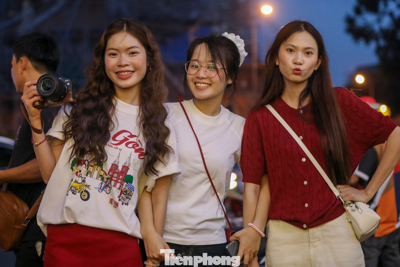 Bạn Yến cùng nhóm bạn từ Hà Tĩnh vào TPHCM chơi chia sẻ: "Không khí tại TPHCM những ngày này khá thích hợp để em cùng bạn bè lưu lại những khoảnh khắc đẹp trước thềm Giáng sinh".