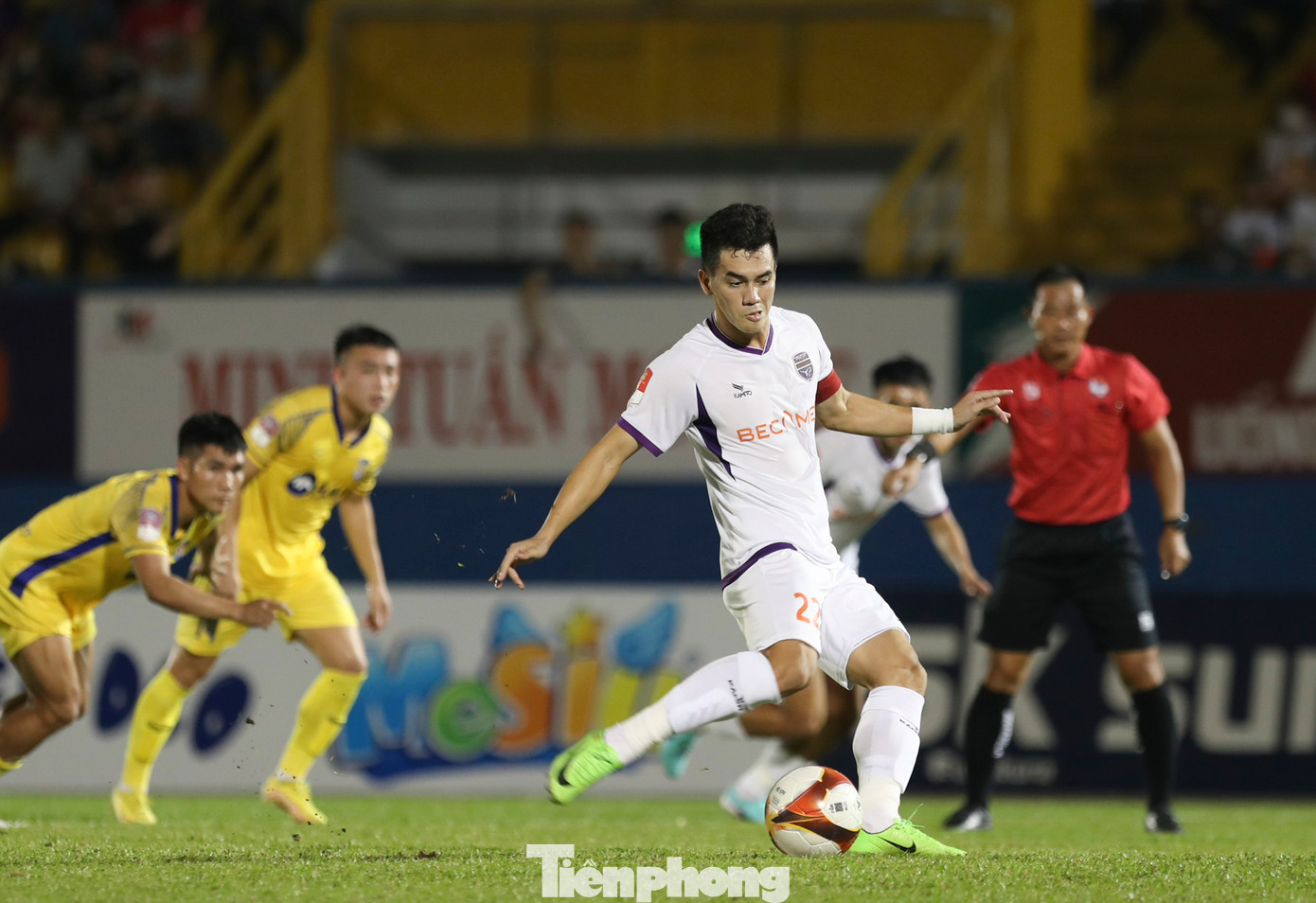 Phút 27, chủ nhà Bình Dương bất ngờ được hưởng quả phạt đền và trên chấm 11 m, Tiến Linh không quá khó khăn để đánh bại thủ thành Văn Việt bên phía SLNA.