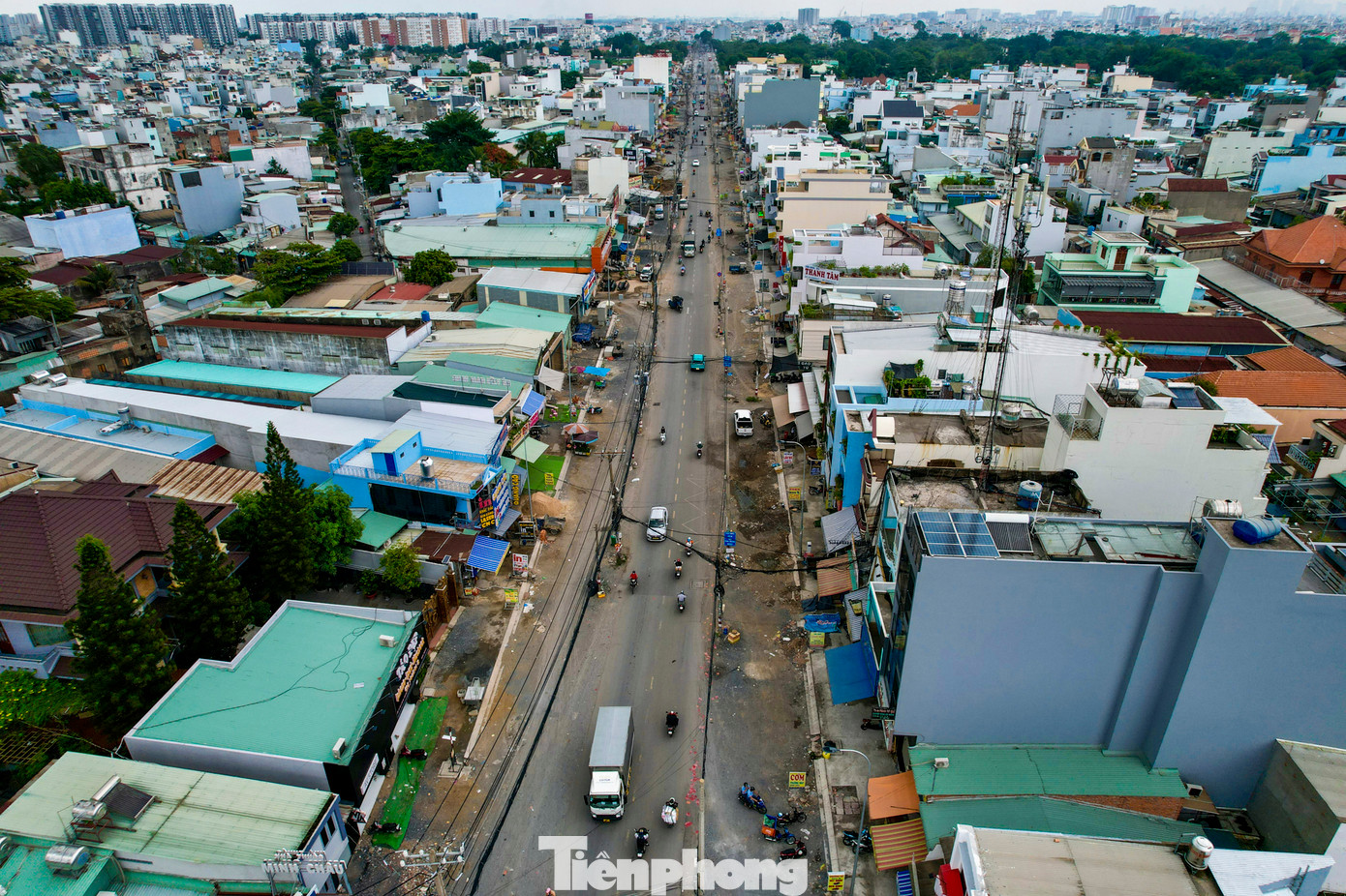 Dự án mở rộng đường Tân Kỳ - Tân Quý (đoạn qua quận Bình Tân) lên 30m sẽ hoàn thành vào tháng 10/2024, giúp giải quyết tình trạng kẹt xe trên tuyến đường huyết mạch đi vào trung tâm TPHCM, đồng thời tăng cường kết nối giao thông khu vực với sân bay Tân Sơn Nhất.