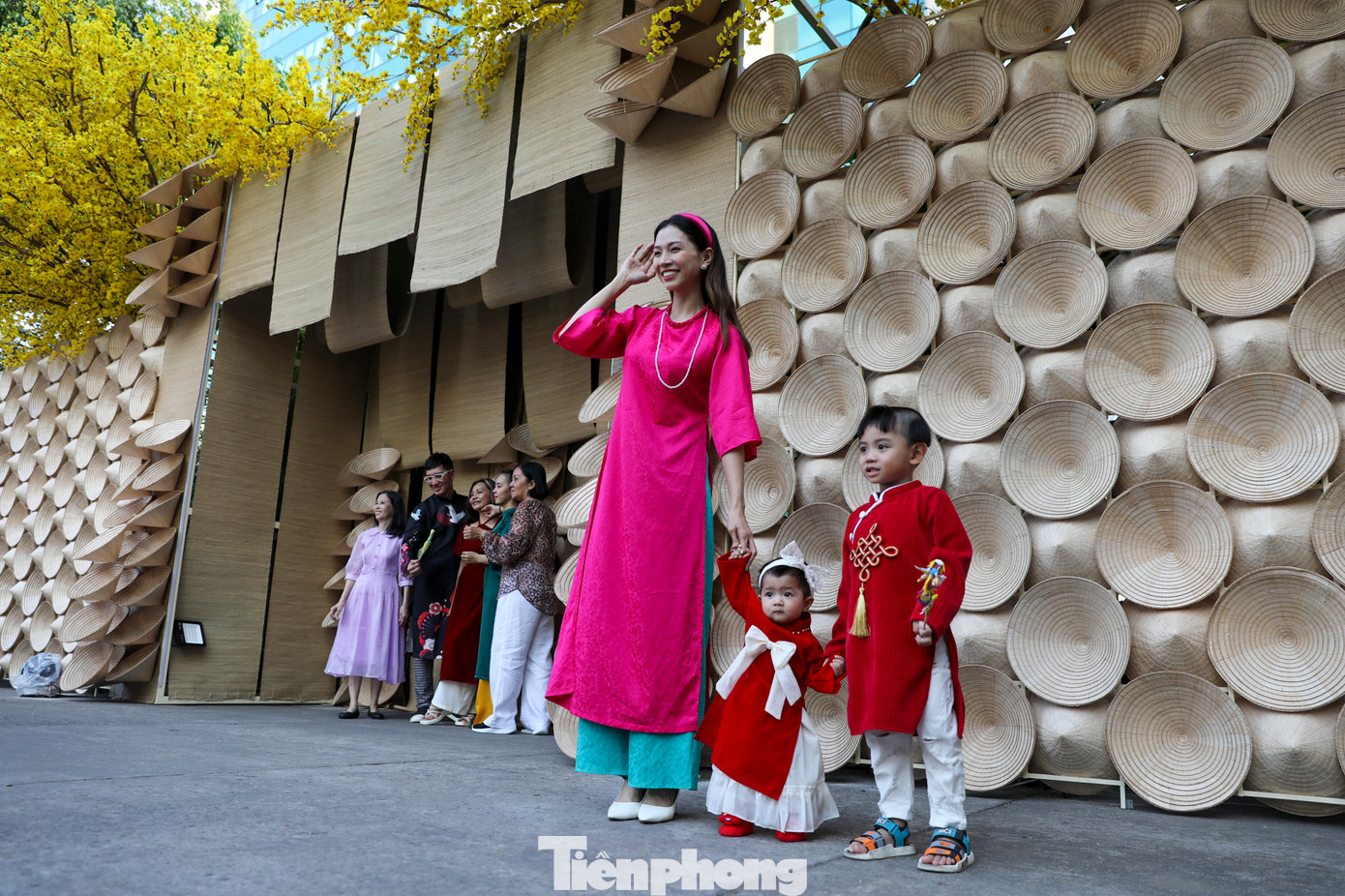 Bên cạnh các tiểu cảnh như hàng mai vàng, đào hồng, hình ảnh thường thấy trong các lễ hội Tết, điểm nhấn của phố ông đồ năm nay là không gian làng nghề với bức tường 600 chậu gốm, 300 chiếc nón lá, 500m chiếu dệt xếp chồng lên nhau.