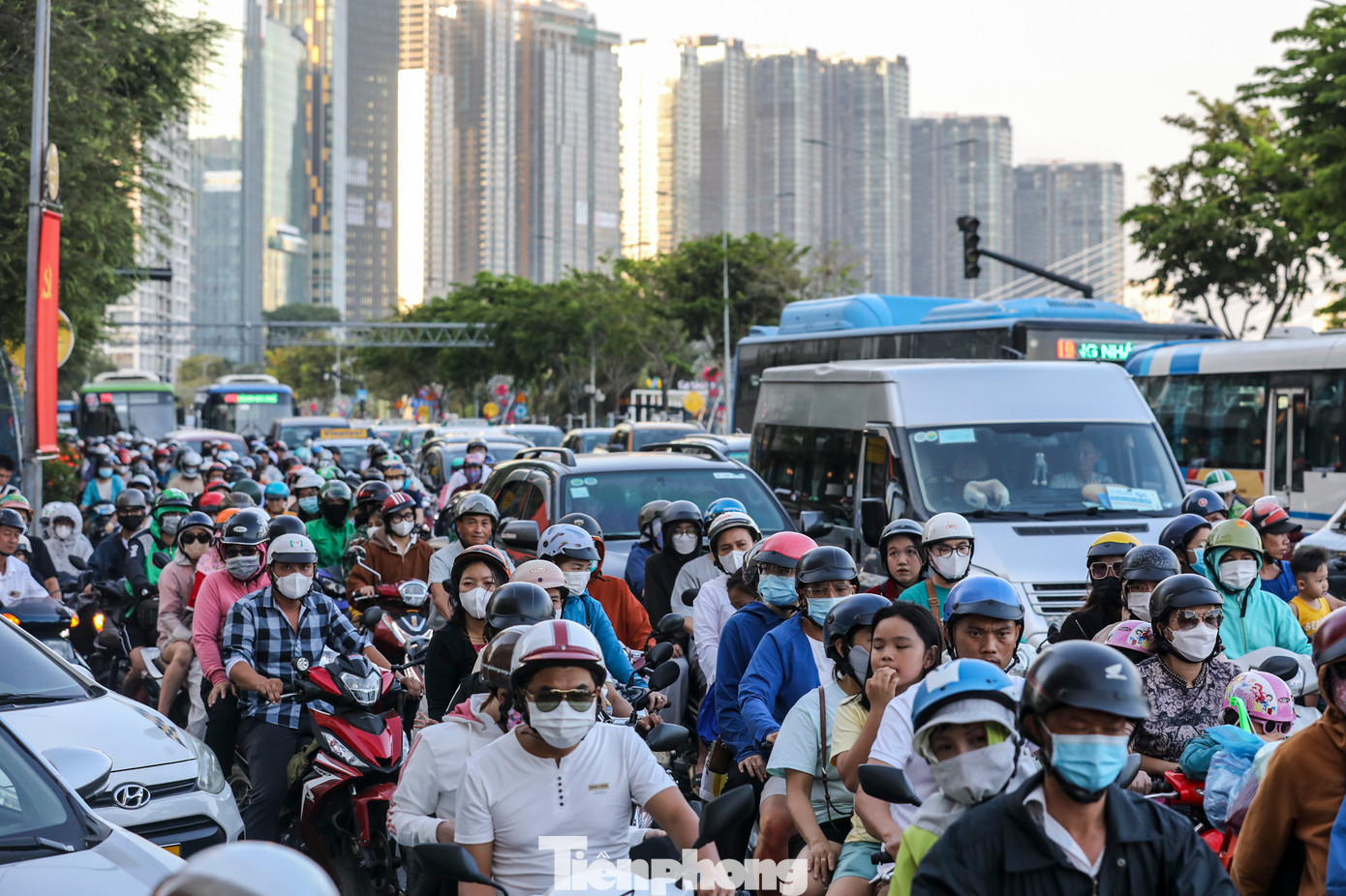 Ghi nhận của Tiền Phong, từ 16h, nhiều tuyến đường như Tôn Đức Thắng, Hai Bà Trưng, Đồng Khởi, vòng xoay Mê Linh... kẹt cứng, các phương tiện "chôn chân" khá lâu.