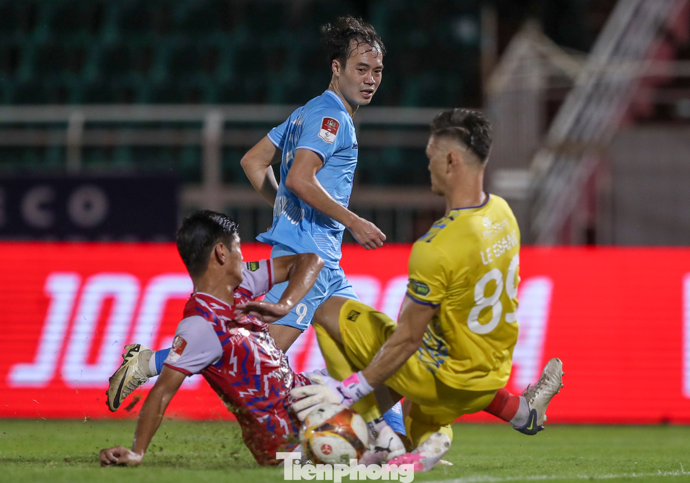 Thép Xanh Nam Định nên tự trách mình nhiều hơn khi họ là đội tạo ra được nhiều cơ hội nguy hiểm hơn nhưng điều đáng tiếc là bàn thắng lại không đến. Thép Xanh Nam Định nên tự trách mình nhiều hơn khi họ là đội tạo ra được nhiều cơ hội nguy hiểm hơn nhưng điều đáng tiếc là bàn thắng lại không đến.