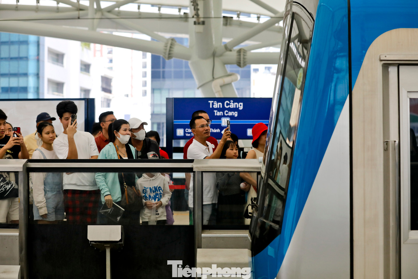 Thời gian giãn cách từ 8-12 phút/chuyến, mỗi ngày chạy khoảng 200 chuyến. Tốc độ tàu chạy ở đoạn trên cao là 110km/h và tại đoạn ngầm là 80km/h. Thời gian hành trình từ ga Bến Thành đến ga Bến xe Suối Tiên là 29 phút.