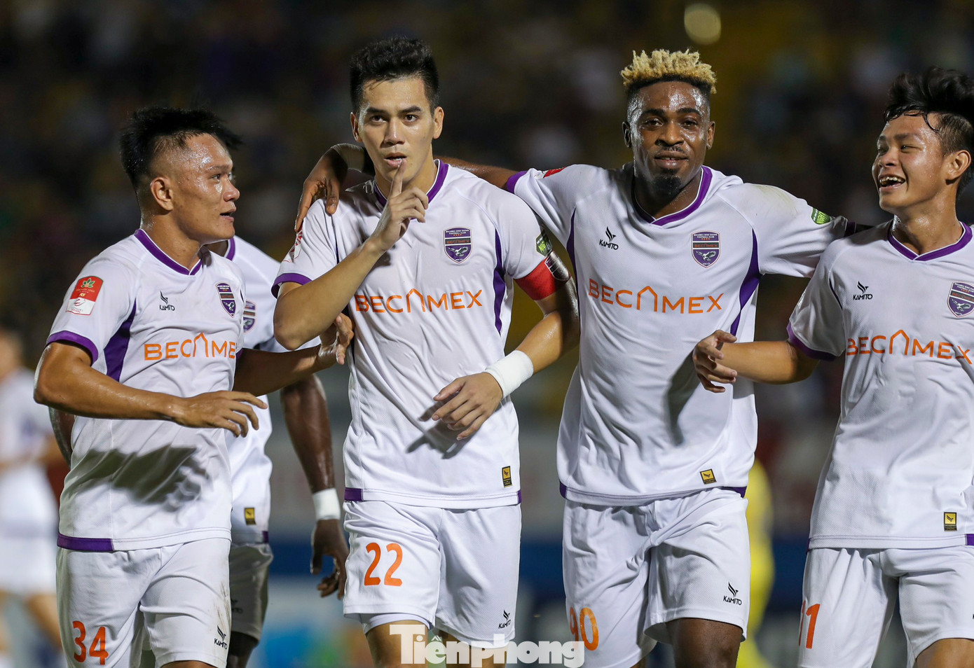 Chiến thắng nghẹt thở 3-2 trước SLNA giúp Bình Dương trở lại với cuộc bám đuổi ngôi đầu sau khi Nam Định bị cầm chân tại vòng 13 Night Wolf V-League 2023/24.