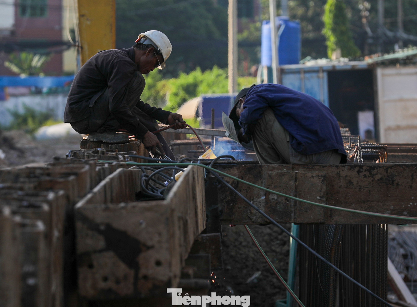 Theo ông Tạ Anh Dũng (đại diện Công ty Cổ phần tập đoàn CK4 - đơn vị thi công cầu tạm), việc làm cầu tạm nằm trong hạng mục đảm bảo an toàn giao thông khi thi công hầm kín của gói thầu số 9 thuộc dự án xây dựng đường nối Trần Quốc Hoàn - Cộng Hòa, quận Tân Bình, TPHCM.