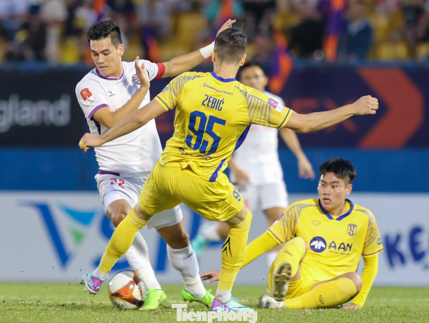 Được chơi trên sân nhà, CLB Bình Dương nhập cuộc khá chủ động trước đối thủ cực kỳ khó chịu là SLNA.
