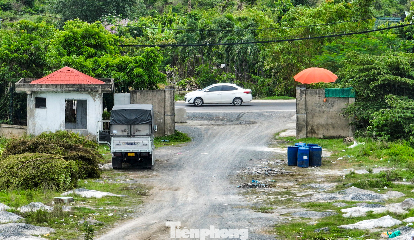 Một số xe vận chuyển hàng hóa tận dụng đất trống làm chỗ trung chuyển hàng hóa.