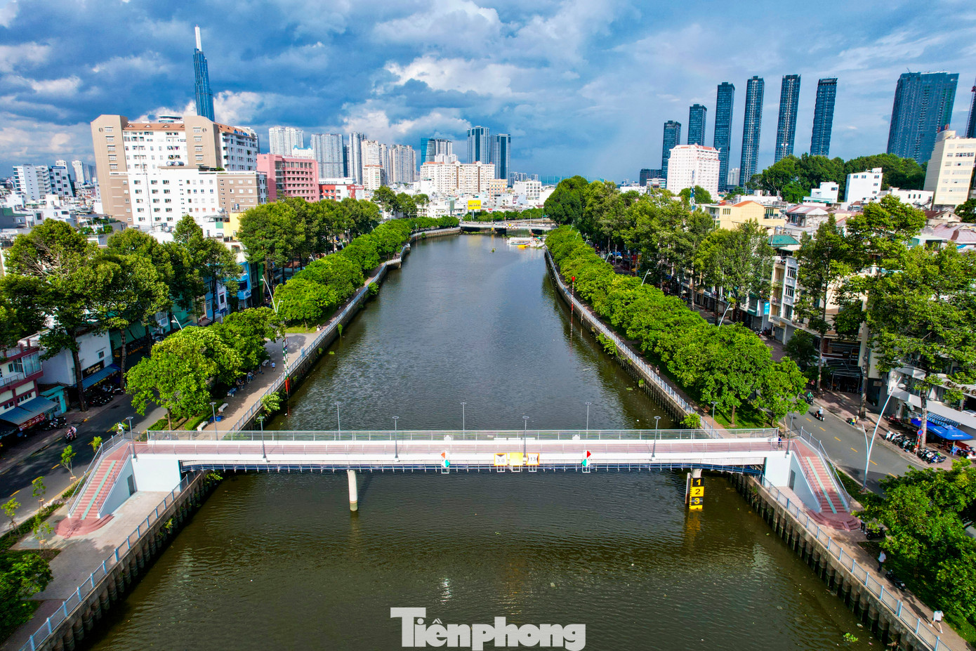Cầu đi bộ dài 100 m, rộng khoảng 3 m, bắc qua kênh đẹp nhất nội đô TPHCM đưa vào khai thác giúp thay đổi cảnh quan, tăng kết nối hai bờ. Đây là cầu đi bộ đầu tiên trên kênh Nhiêu Lộc - Thị Nghè, nối đường Hoàng Sa, quận 1 và Trường Sa, quận Bình Thạnh.