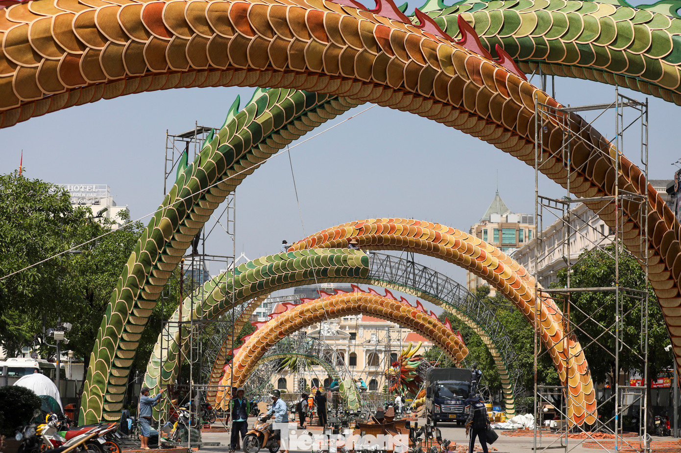 Đại cảnh “nhất đại Thăng Long”, đại cảnh ấn tượng khép lại chuyến hành trình khám phá đường hoa 2024, cũng là đại cảnh lớn nhất trên đường hoa, với diện tích bao phủ hơn 1.000 m vuông.