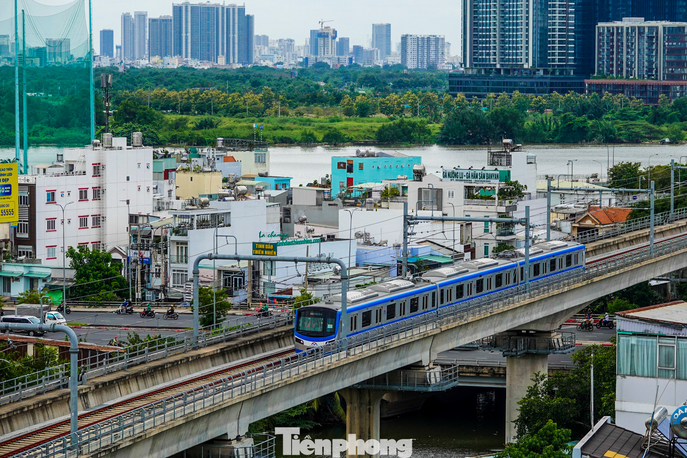 Khi tuyến metro số 1 bắt đầu khai thác, vận hành thương mại, TPHCM sẽ hỗ trợ 100% giá vé cho người dân. Đồng thời, thành phố thực hiện nhiều chính sách hỗ trợ giá vé cho các đối tượng như người có công, trẻ em, học sinh, sinh viên.