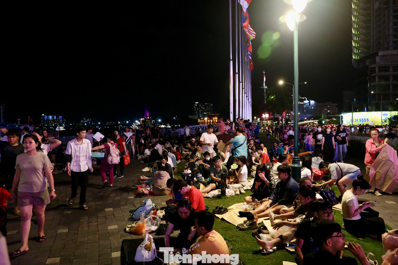 Hoạt động bắn pháo hoa chào đón năm mới 2025 được triển khai tại ba điểm gồm: một điểm tầm cao tại khu vực đường hầm sông Sài Gòn (1.500 quả pháo hoa tầm cao, 90 giàn pháo hoa tầm thấp, 10 giàn pháo hoa hỏa thuật).