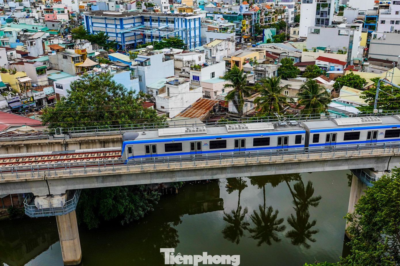 Lộ trình đi tàu dài khoảng 40 km (từ Bến Thành đến Suối Tiên và ngược lại), đi qua 14 nhà ga, gồm 3 ga ngầm và 11 ga trên cao.