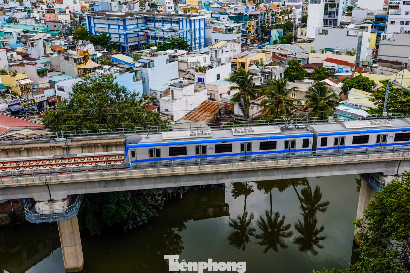 Lộ trình đi tàu dài khoảng 40 km (từ Bến Thành đến Suối Tiên và ngược lại), đi qua 14 nhà ga, gồm 3 ga ngầm và 11 ga trên cao.