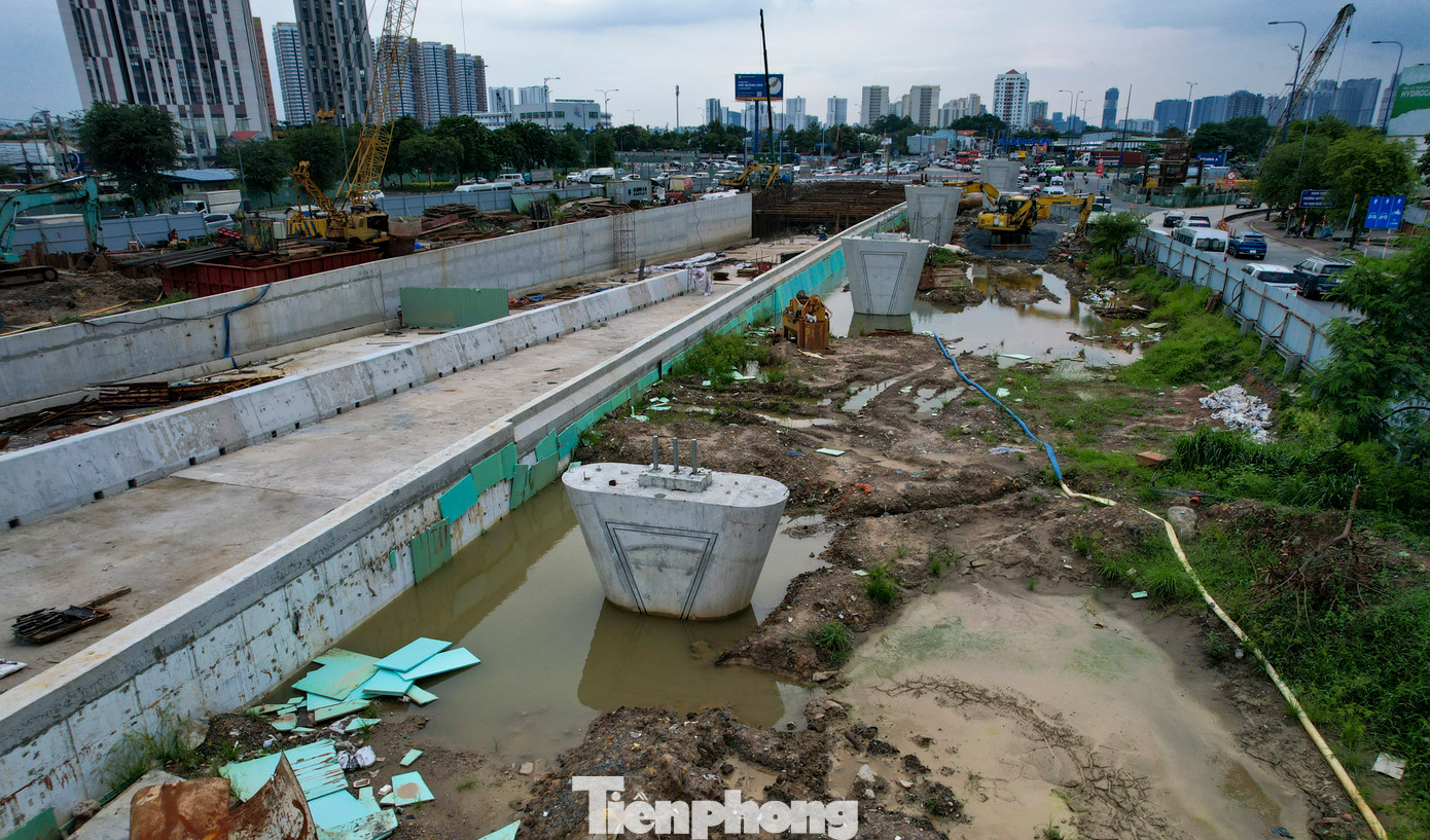 Các trụ cầu thuộc nhánh cầu vượt N2 (gói xây lắp số 11), khởi công ngày 16/1, đã thi công xong 6 cọc khoan nhồi và lắp đặt các trụ. Tiến độ dự kiến vào tháng 5/2025 sẽ làm hoàn tất cọc khoan nhồi, các mố trụ cầu, sàn giảm tải và kết cấu nhịp.