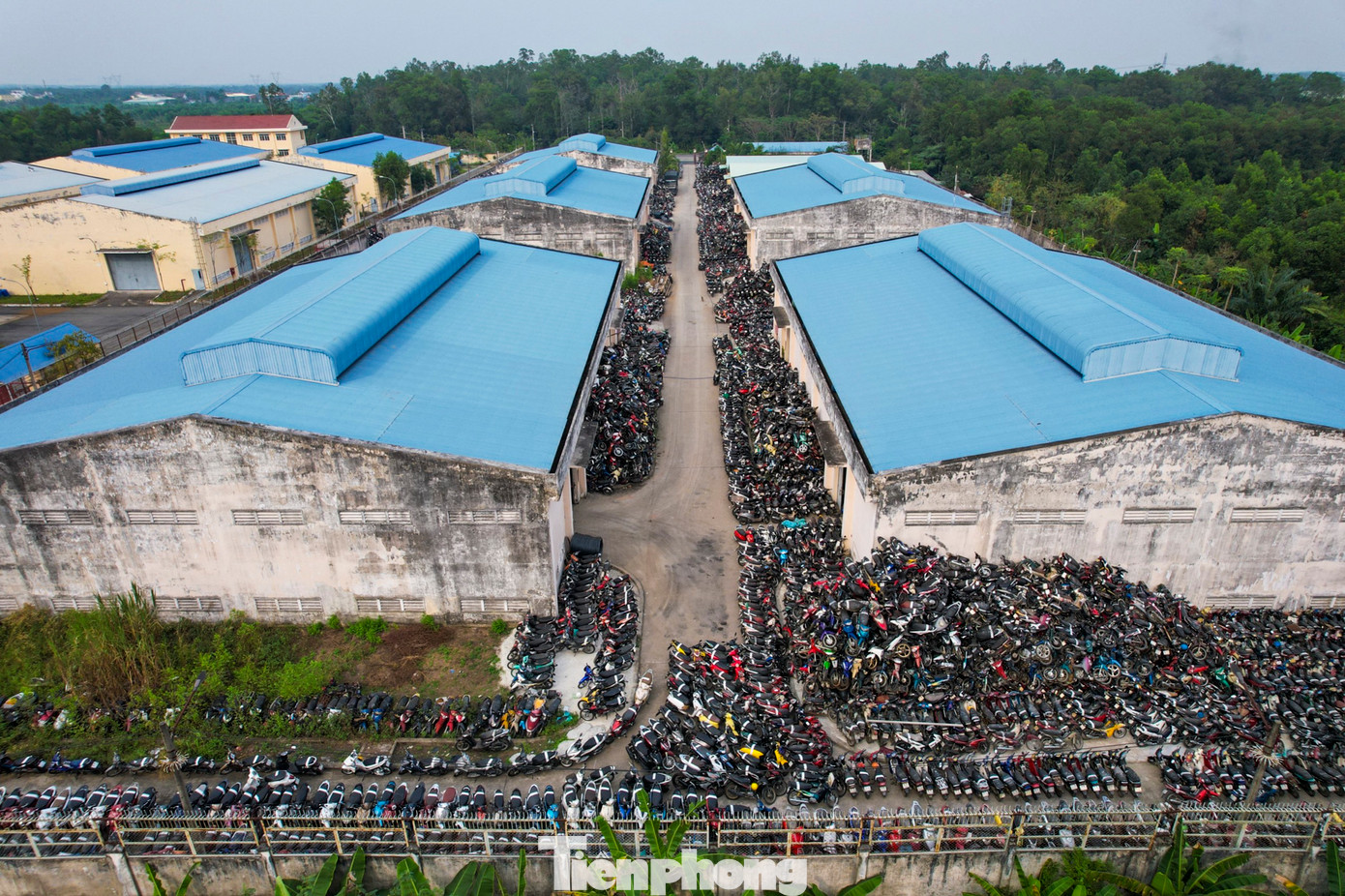 Tại kho tang vật vi phạm giao thông lớn nhất của Phòng cảnh sát giao thông đường bộ - đường sắt (PC08) Công an TPHCM ở xã Lê Minh Xuân (huyện Bình Chánh), hơn 17.000 phương tiện giao thông cả xe máy và ô tô chồng xếp lên nhau nhiều năm qua.