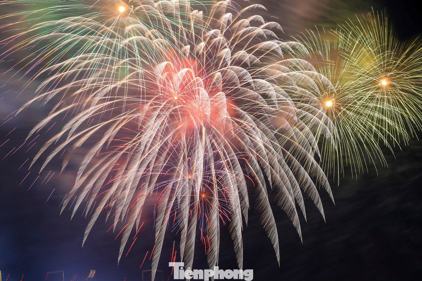 Nhiều bạn trẻ dùng điện thoại để lưu lại hình ảnh những chùm pháo hoa nhiều màu sắc.