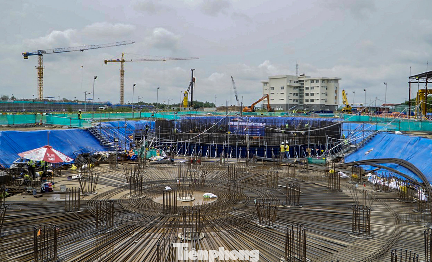 Các hạng mục quan trọng như hệ thống bể lọc và xử lý nước thải đã hoàn thiện phần thô. Riêng bể xử lý bùn thải và trạm bơm đang được đẩy nhanh tiến độ.