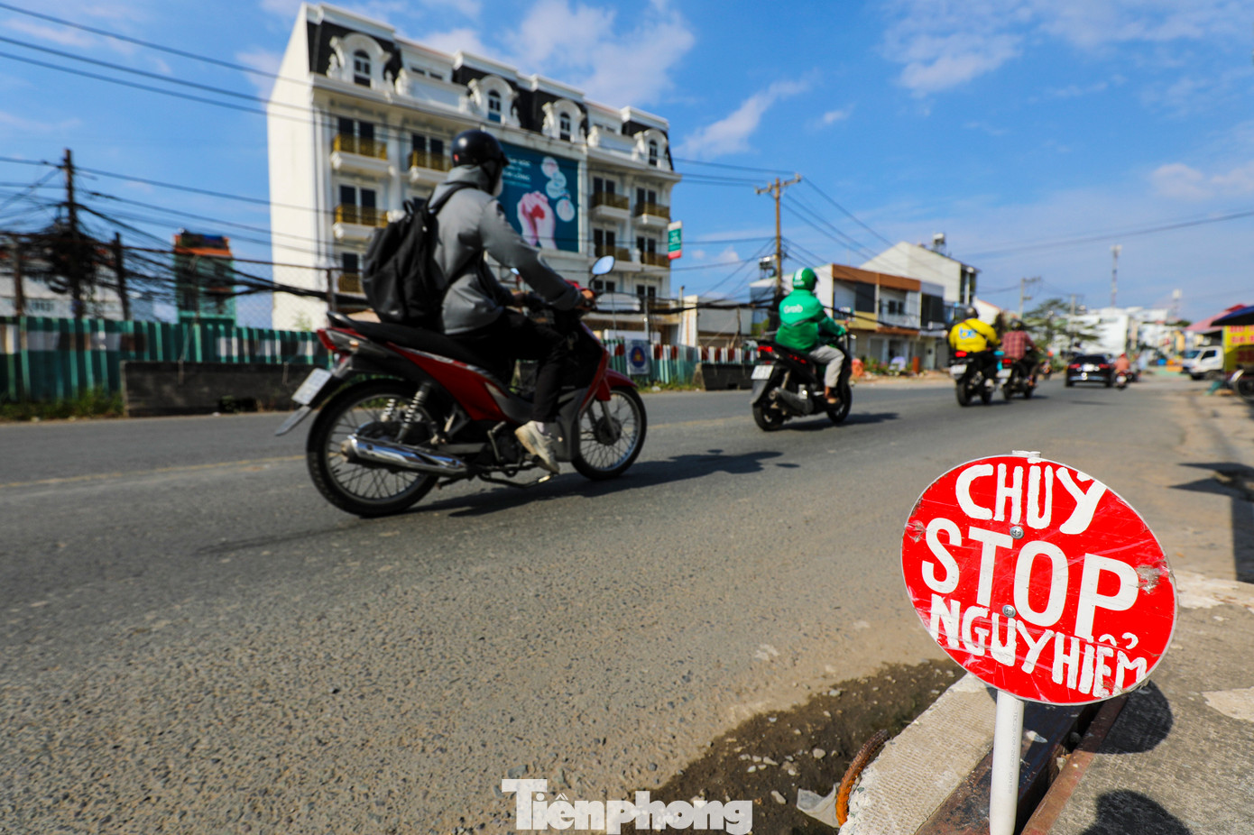 Đại diện Ban giao thông cho biết thêm, các đơn vị liên quan đang nghiên cứu tách một phần dự án nâng cấp đường Lương Định Của nhập vào dự án nút giao An Phú để đảm bảo tính đồng bộ, hoàn thiện những phần đã có mặt bằng. Đại diện Ban giao thông cho biết thêm, các đơn vị liên quan đang nghiên cứu tách một phần dự án nâng cấp đường Lương Định Của nhập vào dự án nút giao An Phú để đảm bảo tính đồng bộ, hoàn thiện những phần đã có mặt bằng.