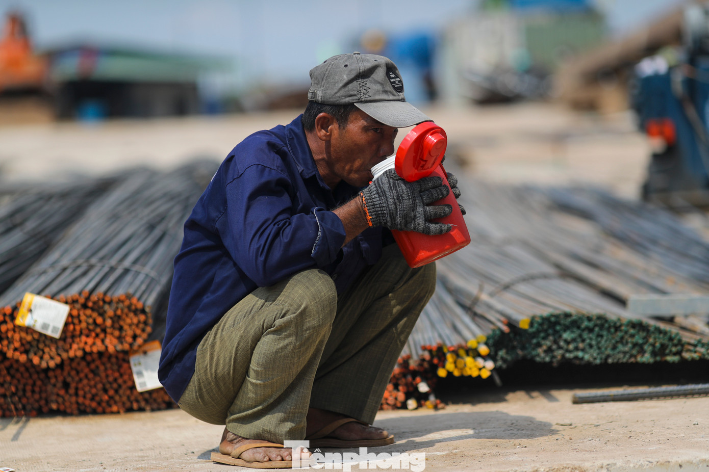 Dưới cái nắng nóng như đổ lửa, công nhân phải uống nước liên tục, thậm chí là rửa mặt trực tiếp dưới vòi nước để hạ nhiệt.