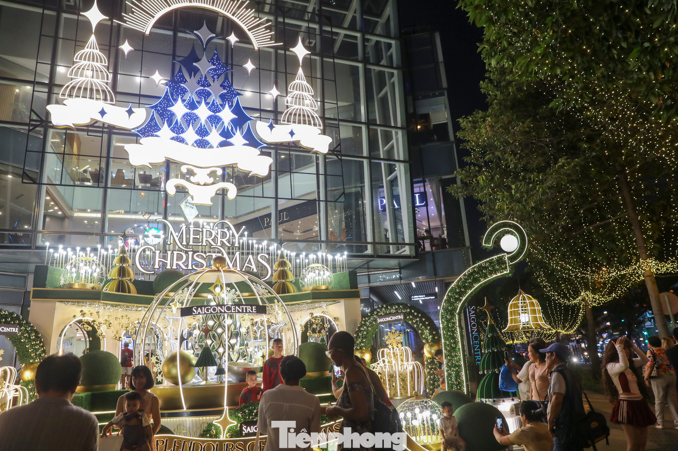 Trung tâm thương mại Takashimaya (quận 1) cũng là một trong những nơi được đông đảo du khách tìm đến để chụp ảnh với những cách thức trang trí đậm màu sắc mùa Giáng sinh.