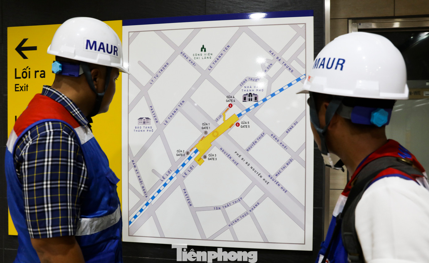 Tầng 1 là khu vực tiện ích phục vụ hành khách như sảnh đợi, máy bán vé, cổng thu phí tự động, nhà vệ sinh... Tầng 2 là sân ga, nơi có tàu dừng, đỗ để đón và trả khách.