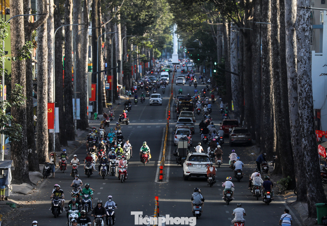 Đường Nguyễn Tri Phương (quận 10) dòng xe đông hơn rất nhiều so với những ngày trước Tết.