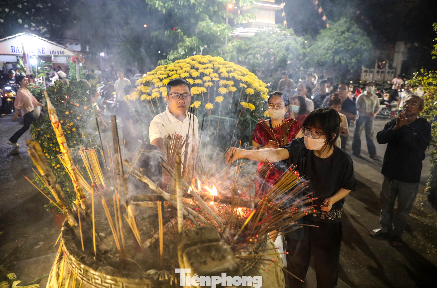 Nhang đèn được người dân để tràn lan dưới chân tượng Phật Quán Thế Âm Bồ Tát.