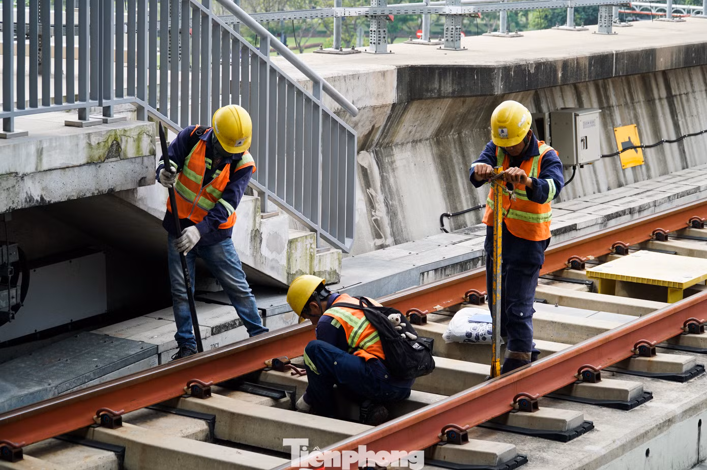 Công nhân, kỹ sư bảo trì đường ray thuộc tuyến metro số 1 TPHCM. Ảnh: Duy Anh Công nhân, kỹ sư bảo trì đường ray thuộc tuyến metro số 1 TPHCM. Ảnh: Duy Anh