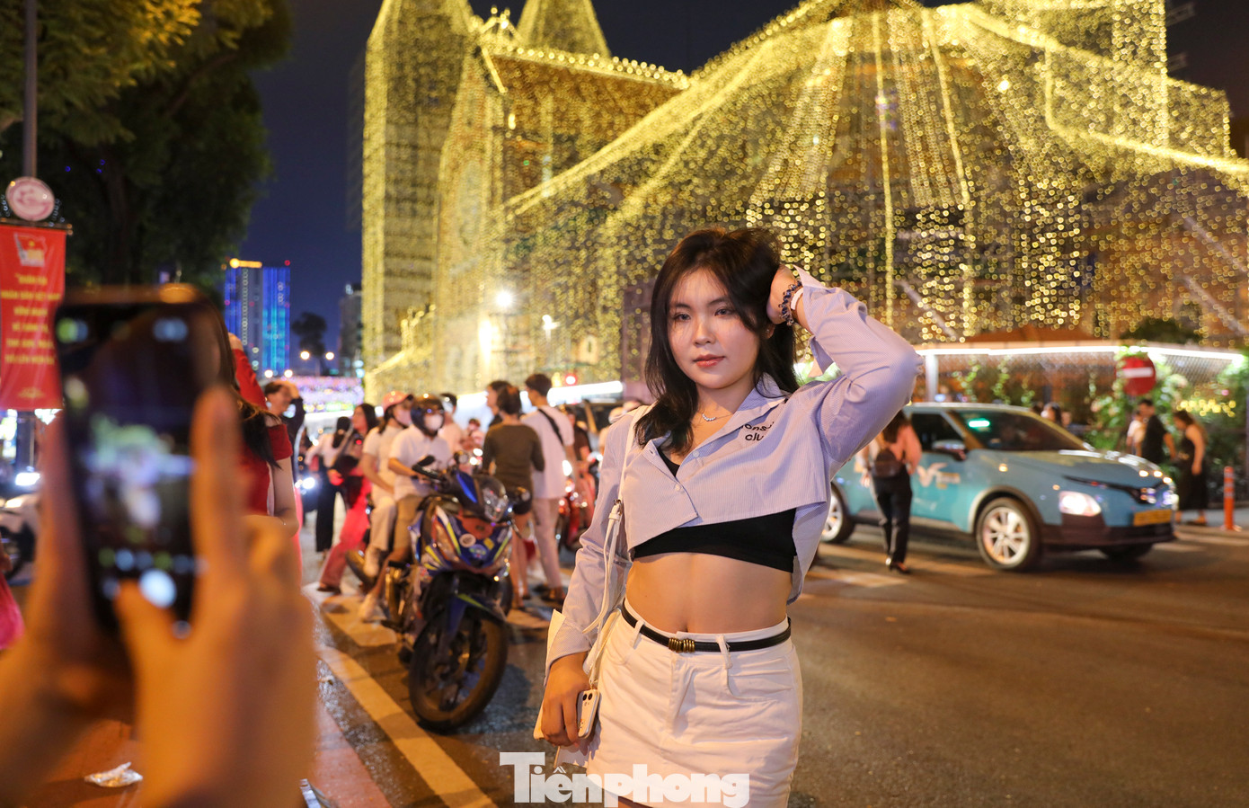 Đặc biệt, khu vực quanh Nhà thờ Đức Bà - nơi được trang hoàng 500 km dây đèn LED sáng rực - thu hút rất đông người dân đến ngắm nhìn, chụp ảnh check-in.