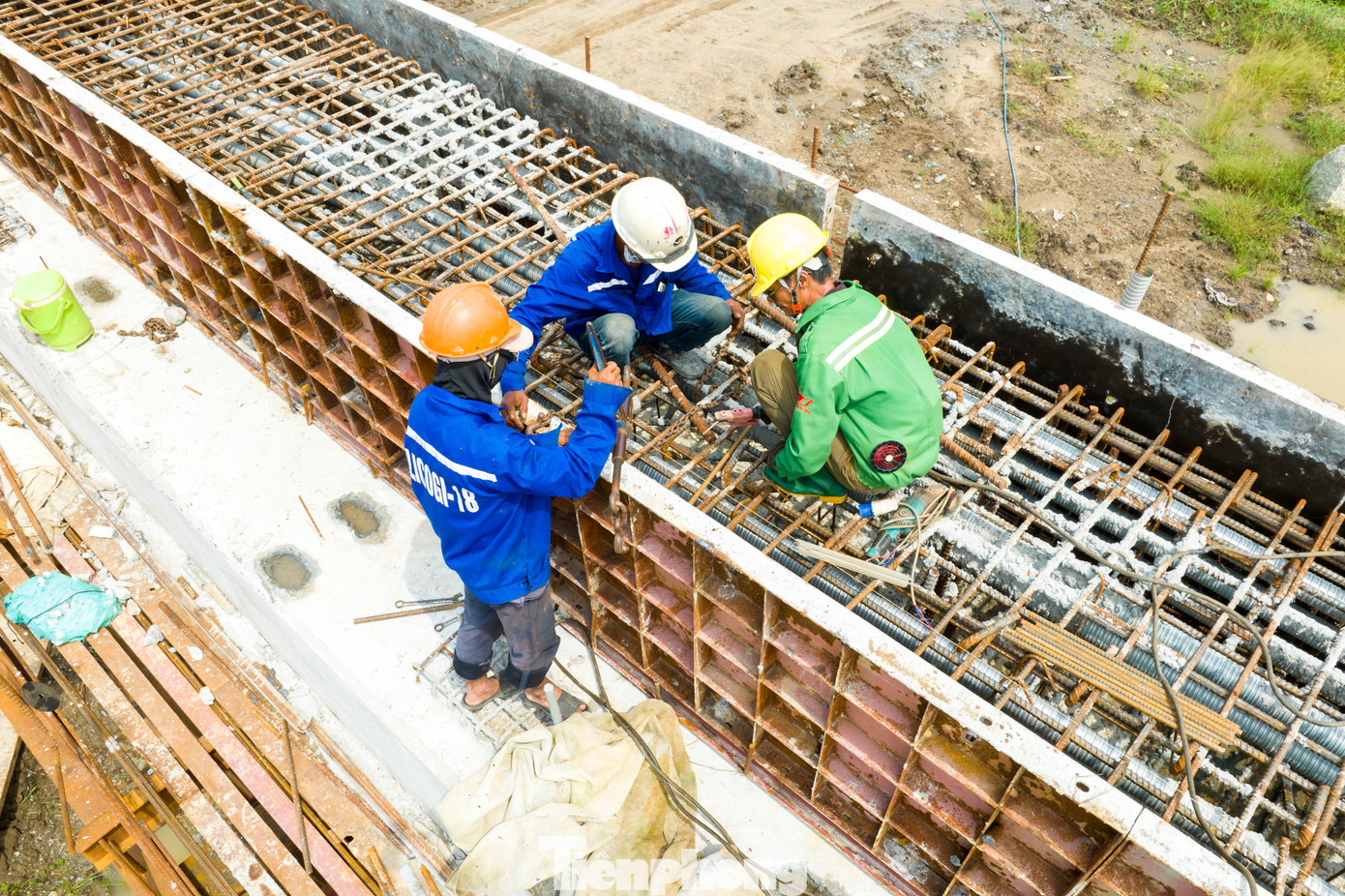Tại công trường dự án Vành đai 3 trên địa bàn huyện Hóc Môn, từ chủ đầu tư, nhà thầu, cán bộ kỹ sư, tư vấn giám sát đến công nhân lao động... đều thay phiên nhau làm việc ba ca, bốn kíp ngày đêm.