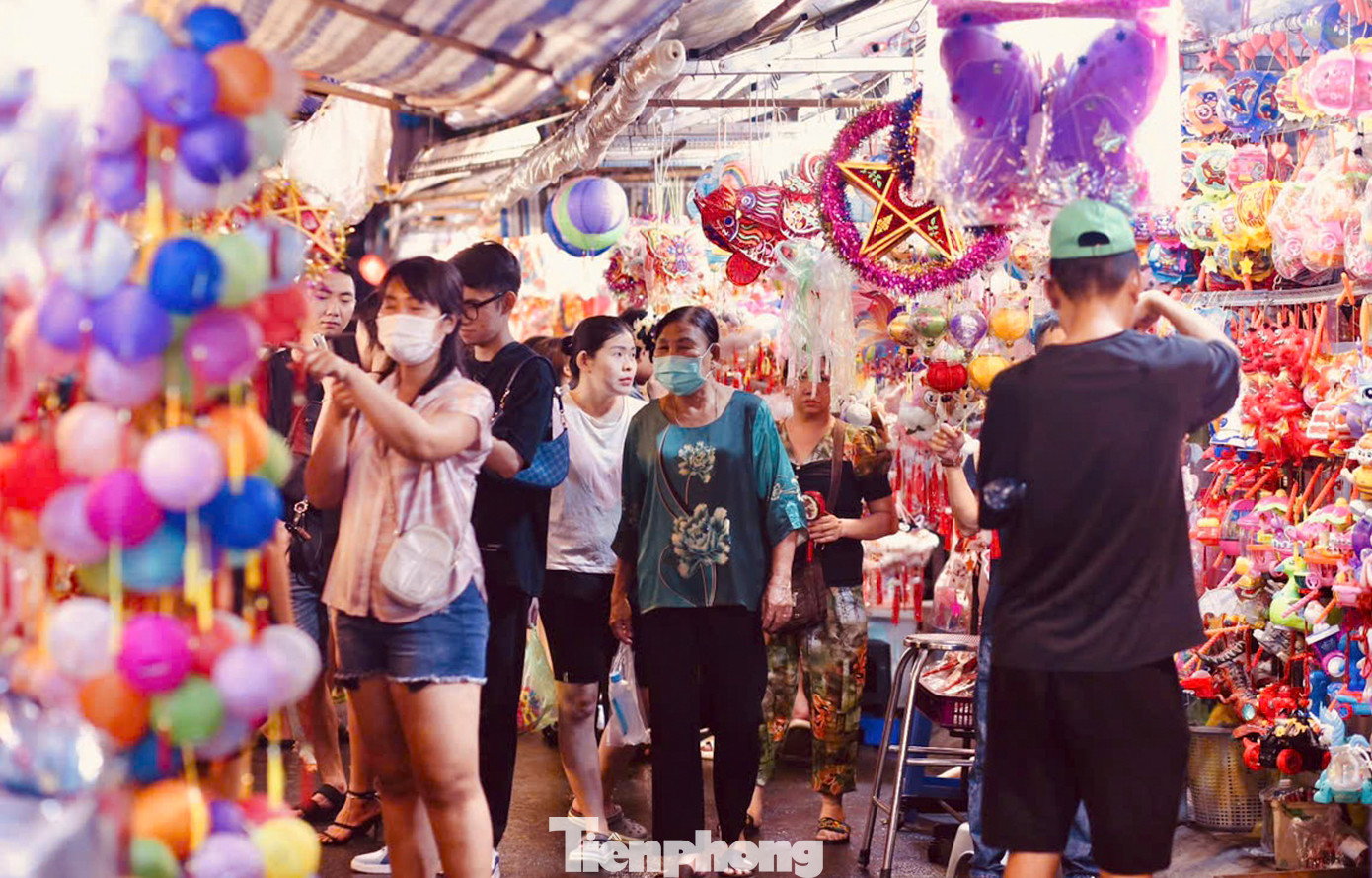 Những ngày này, phố lồng đèn tiếp đón hàng trăm lượt khách đến tham quan, chụp ảnh và mua sắm mỗi ngày. Những ngày này, phố lồng đèn tiếp đón hàng trăm lượt khách đến tham quan, chụp ảnh và mua sắm mỗi ngày.