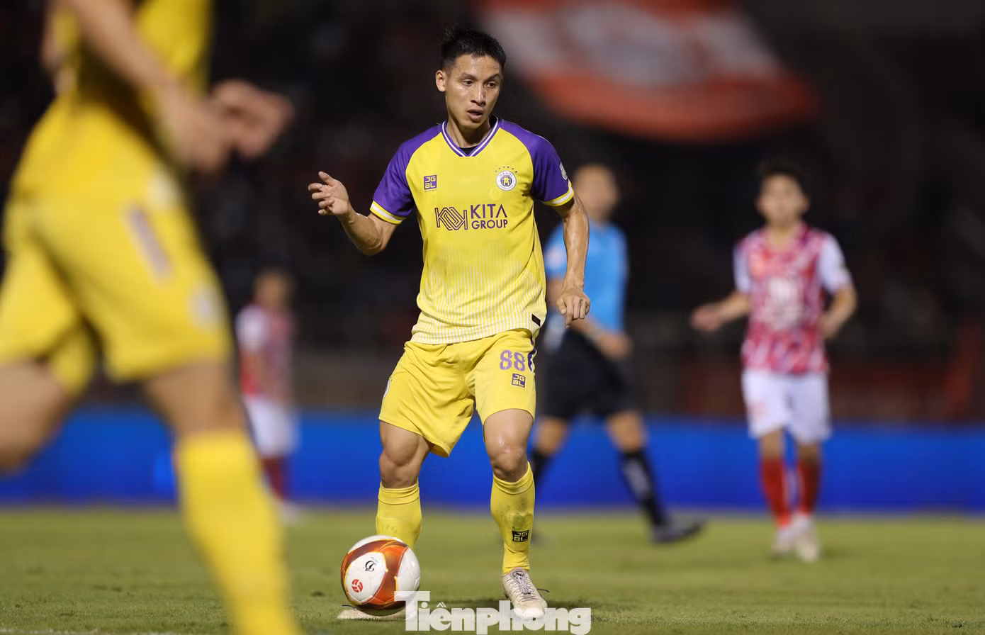 CLB Hà Nội duy trì lối đá kỷ luật và tiếp tục có được bàn nâng tỷ số lên 3-1 do công của Hai Long với pha dứt điểm tuyệt đẹp cháy lưới Patrik Lê Giang.