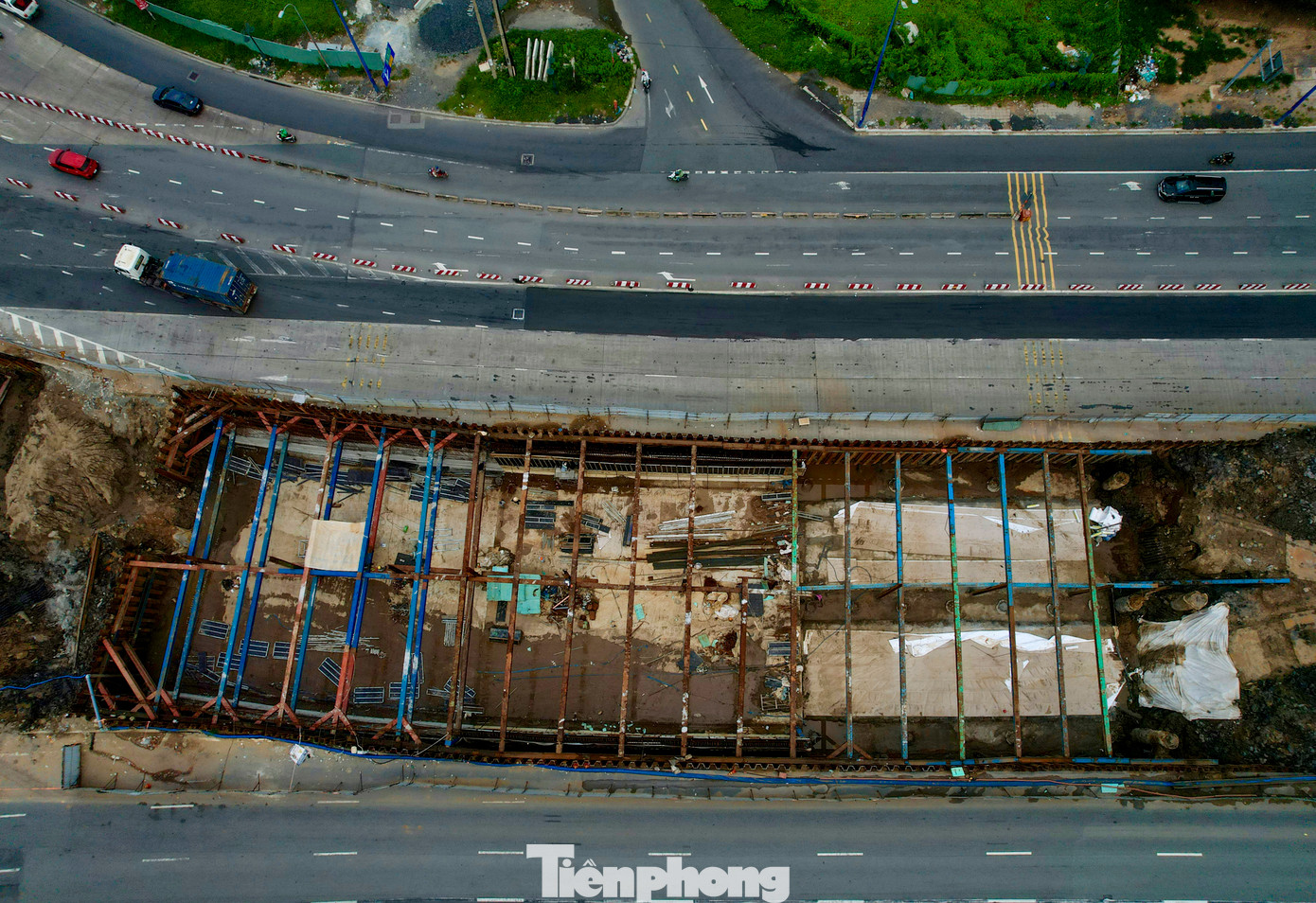 Hầm chui nút giao Mai Chí Thọ - Đồng Văn Cống hiện đạt 70% khối lượng, đã hoàn thành một số đốt hầm hở và đang tiếp tục thi công các đốt hầm hở còn lại.