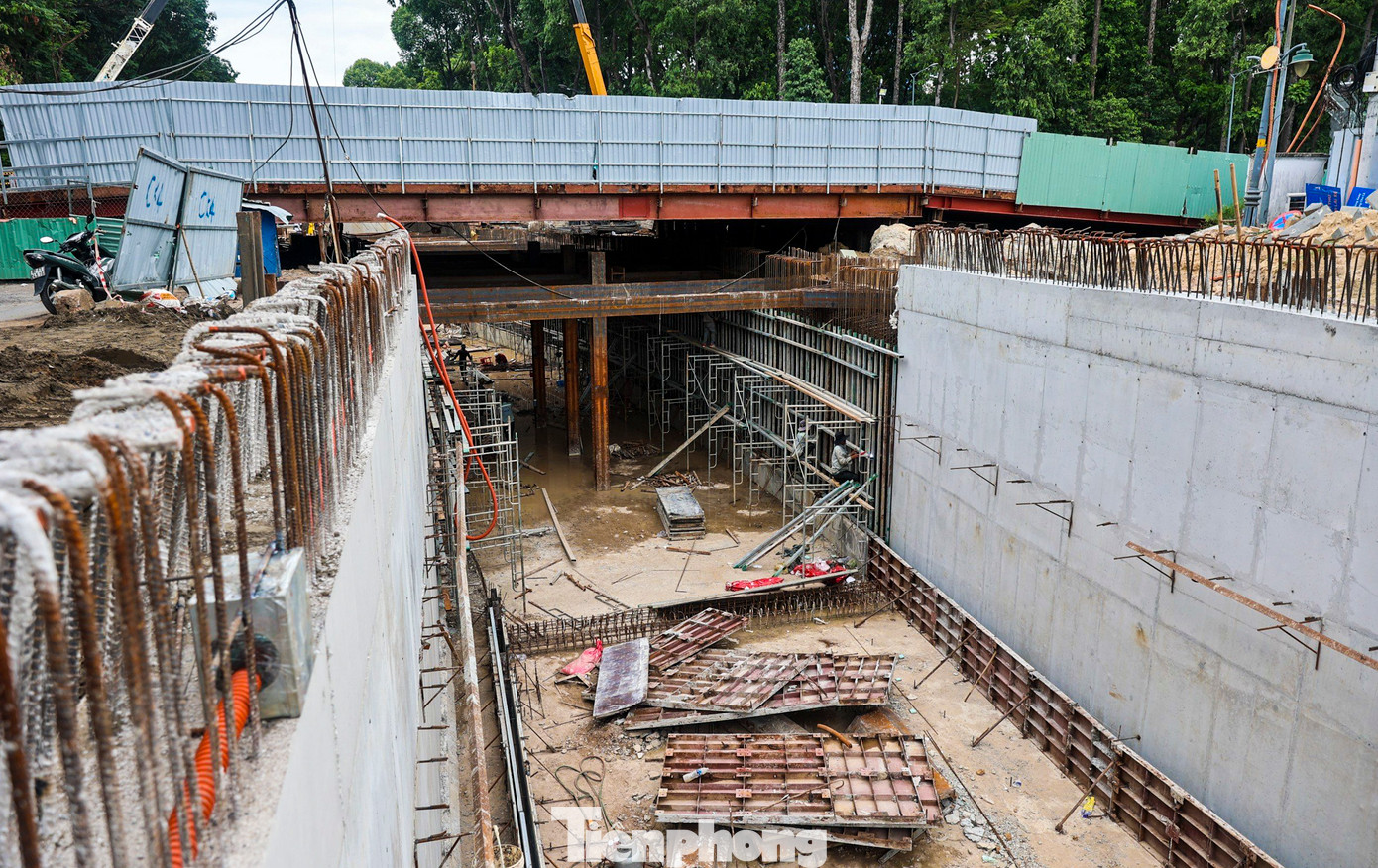 Theo ông Lương Minh Phúc - Giám đốc Ban Quản lý dự án đầu tư xây dựng các công trình giao thông TPHCM, hiện hạng mục hầm chui Trần Quốc Hoàn - Phan Thúc Duyện đạt hơn 80% khối lượng, dự kiến hoàn thành trong tháng 8.